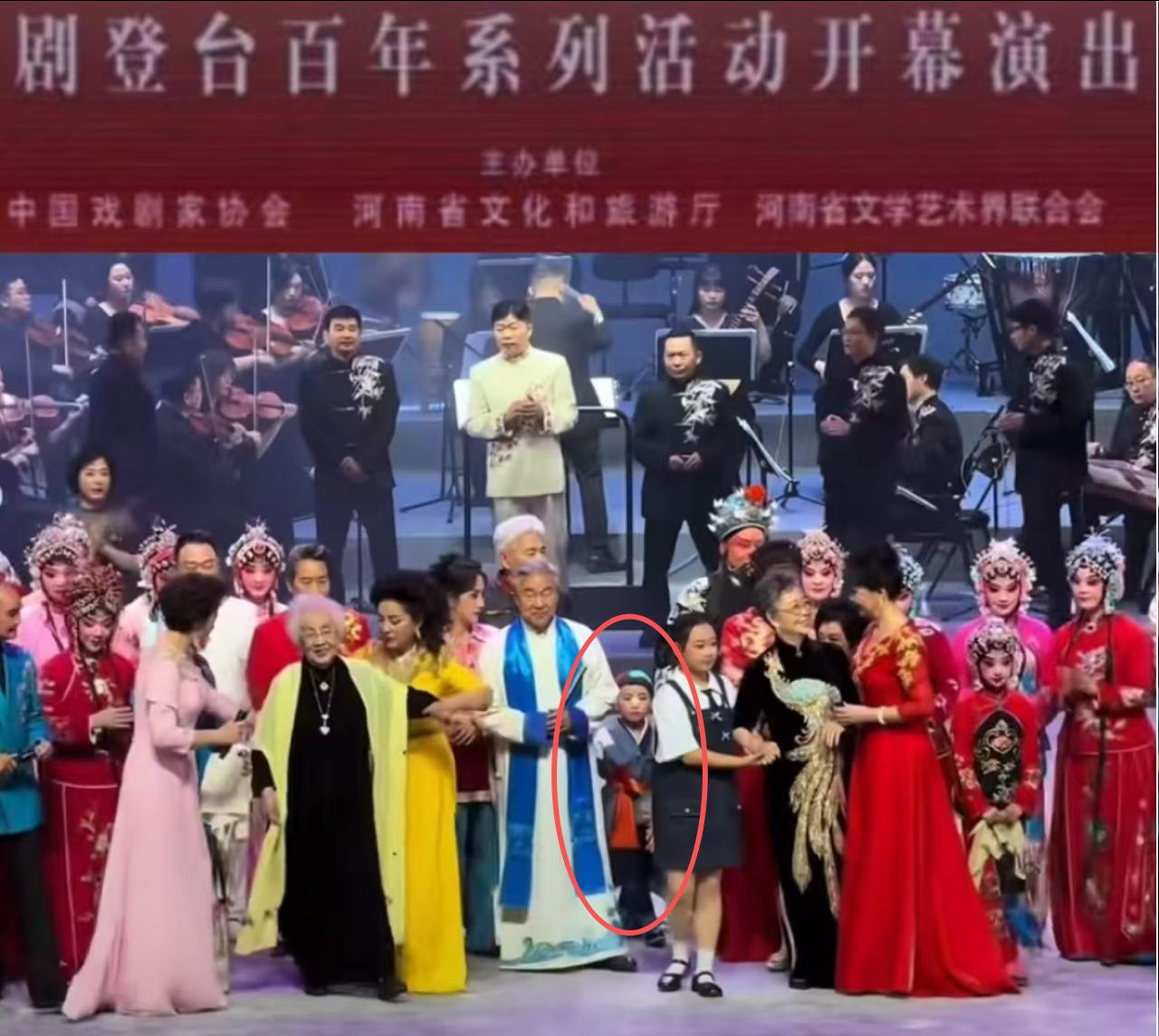 现在全网都在热炒八十多岁的周玉珍老师，被人用胳膊肘挤到了的视频，我个人后来专门看