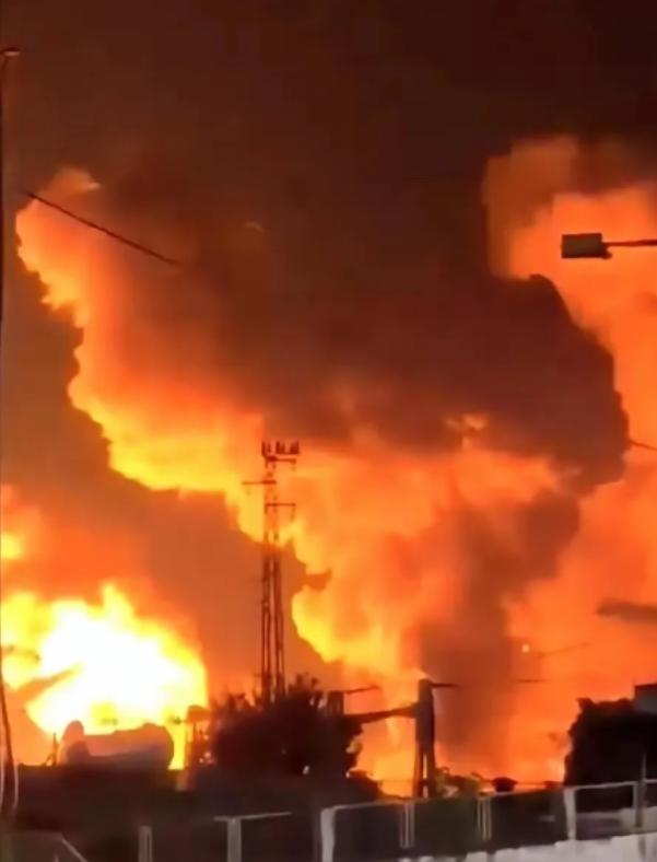 一枚伊朗导弹的碎片，没砸中军营，没打中雷达，一头扎进了以色列最大的“化学火药桶”