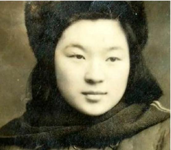 1947年，在党组织的批准下，黄振荣顺利迎娶赵英华为妻。那一年，黄振荣是东北民主