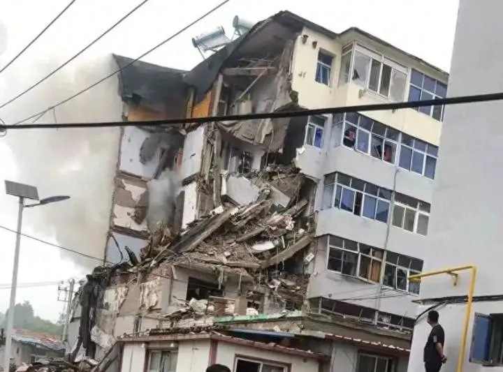 葫芦岛居民楼爆炸致3失联8伤葫芦岛一居民楼突发疑似液化气闪爆，致3人失联8人受伤