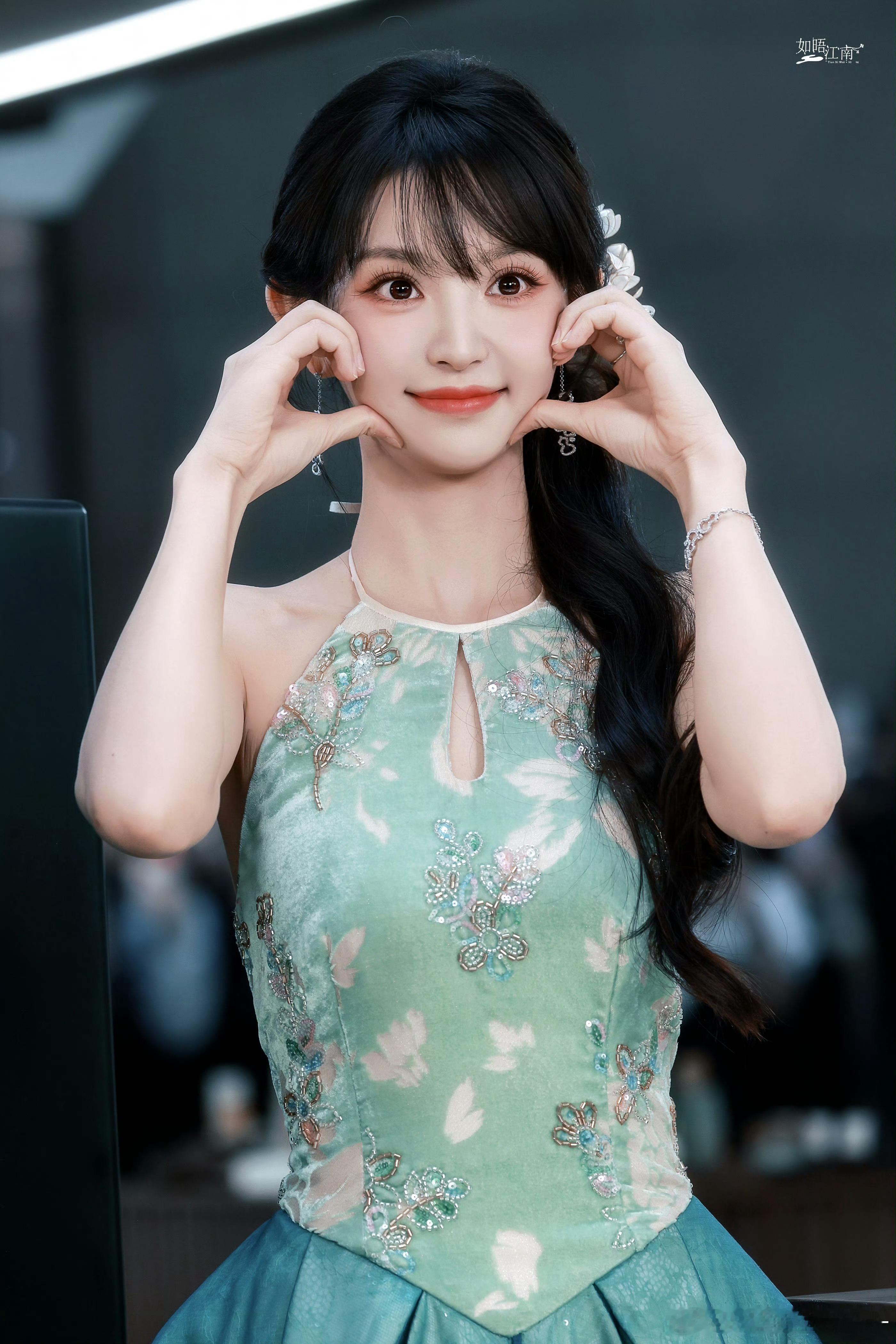田曦薇🐱田曦薇维密青春代言人 🐱田曦薇忙忙碌碌寻宝藏   冬雪初临岁月安澜，