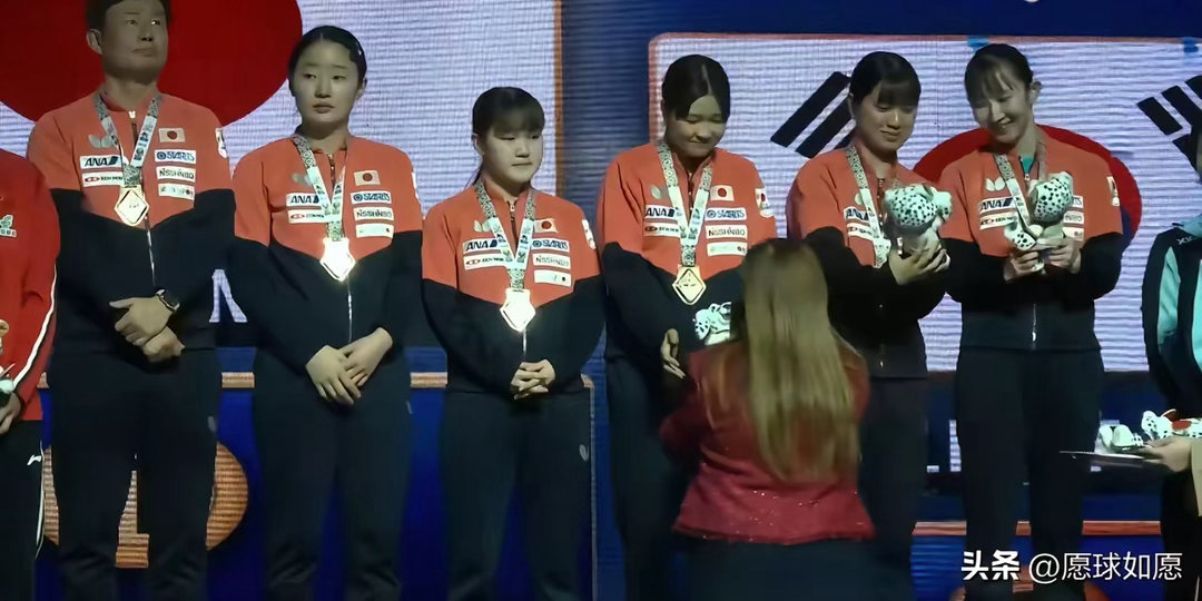 真是万万没想到！亚锦赛女团颁奖仪式笑得最开心的不是夺冠的张本美和桥本帆乃香，更不
