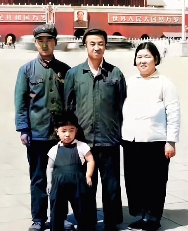 “铁人”王进喜与家人在天安门广场
这张拍摄于1970年天安门前的合影，是铁人王进