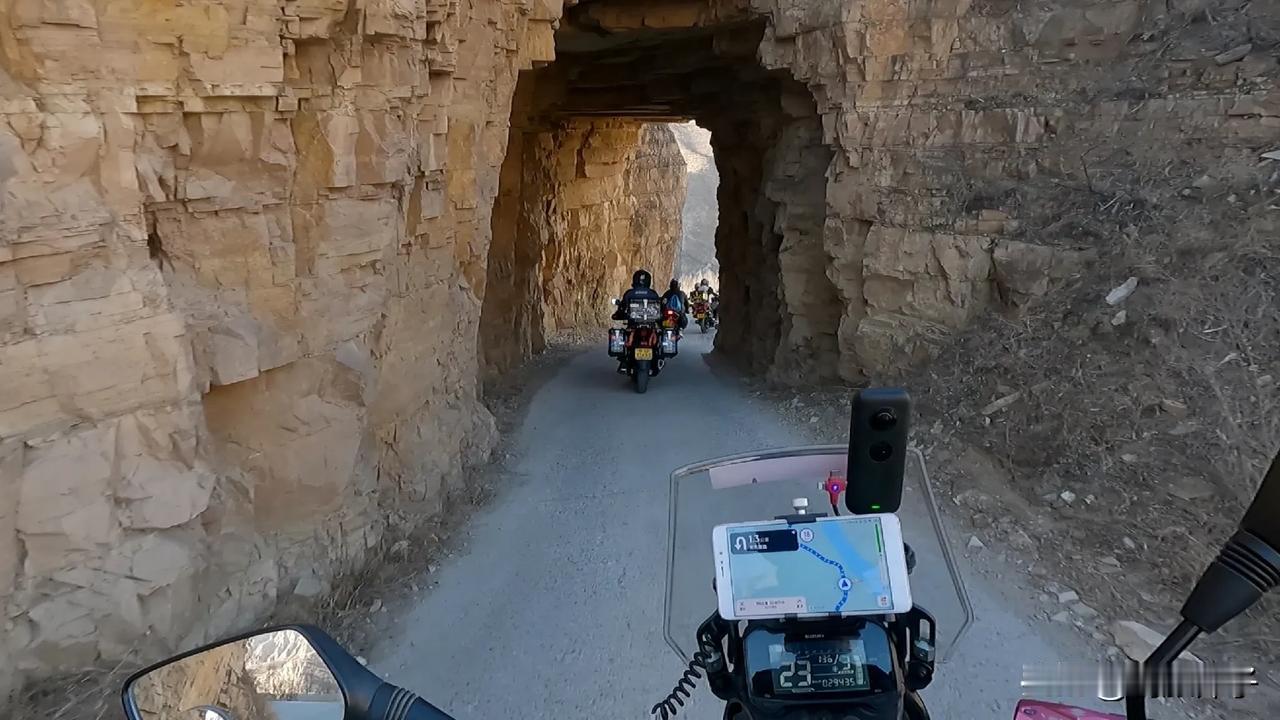 距离北京百公里的自驾游经典路线，幽州大峡谷挂壁公路。
幽州大峡谷位于河北省张家口
