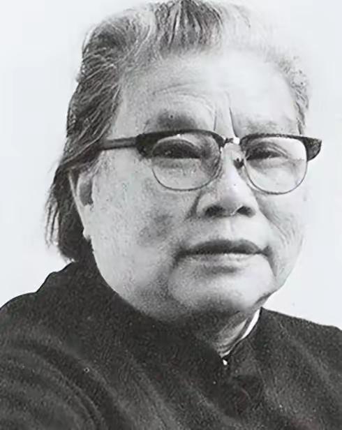 1983年9月25日，一辆黑色轿车缓缓驶出北京的一处大院。坐在后座的老太太突然开
