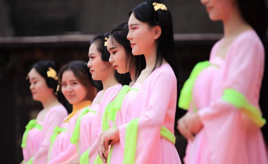 在横店当导演究竟有多奢靡，十万“后宫”等候翻拍，十万“侍卫”贴身服侍！
美女泛滥
