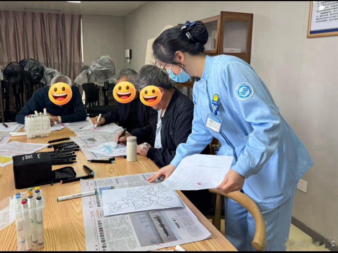 玉环银龄老人用一只画笔疗愈超暖心玉环二院举办春日绘画活动，以趣味作业疗法，助力老