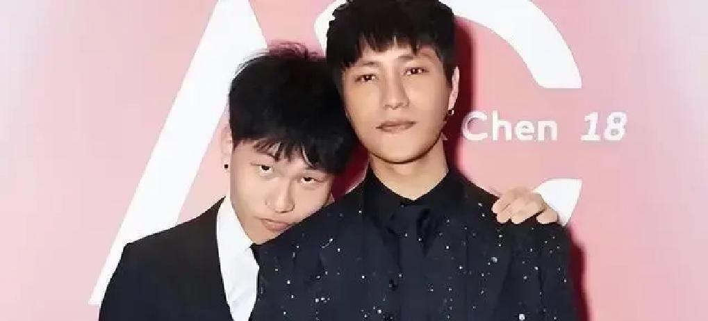 2025年5月，加拿大某大学校园里，23岁的陈尊佑穿着学士服和老爸陈坤并肩站着，