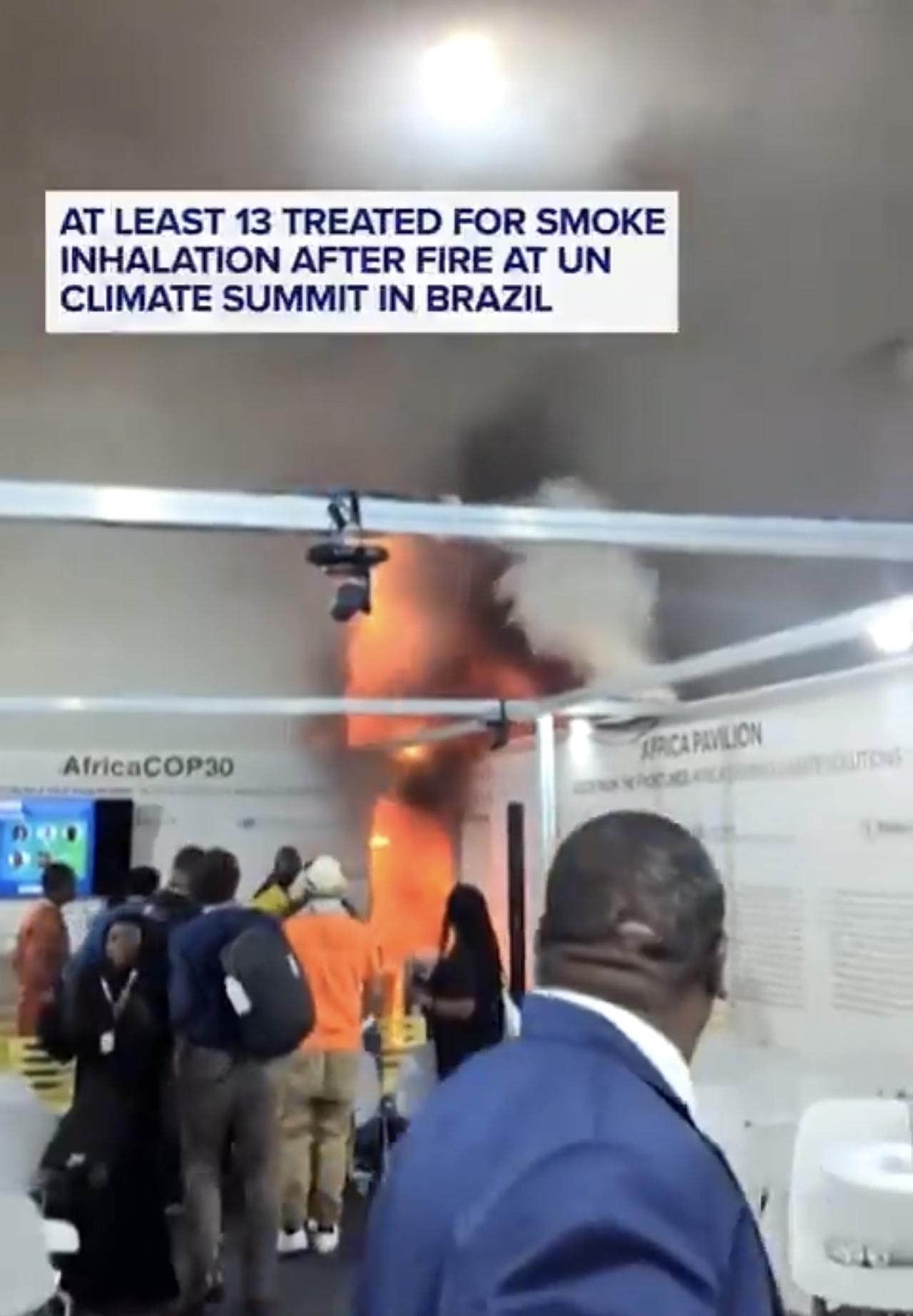 当地时间11月20日，在巴西举办联合国气候谈判的会场发生火灾，消防员迅速赶到现场