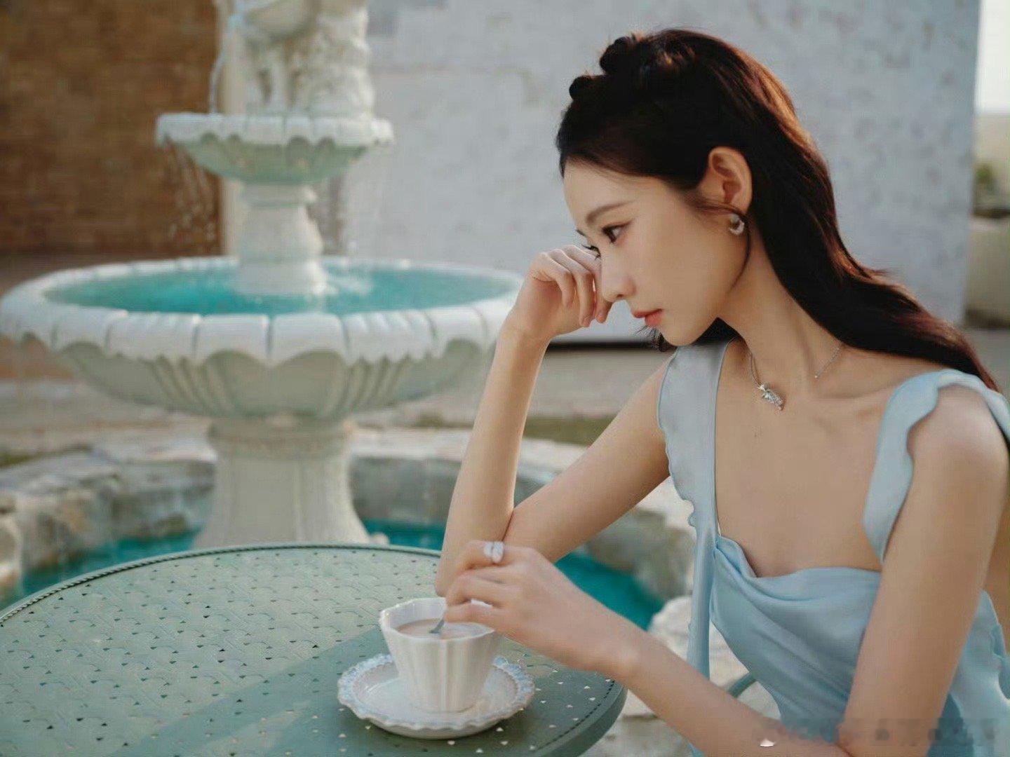 不知道 张艺凡的身材很曼妙 蓝色礼裙造型美到犯规！波浪裙带勾勒出绝佳曲线，花园美