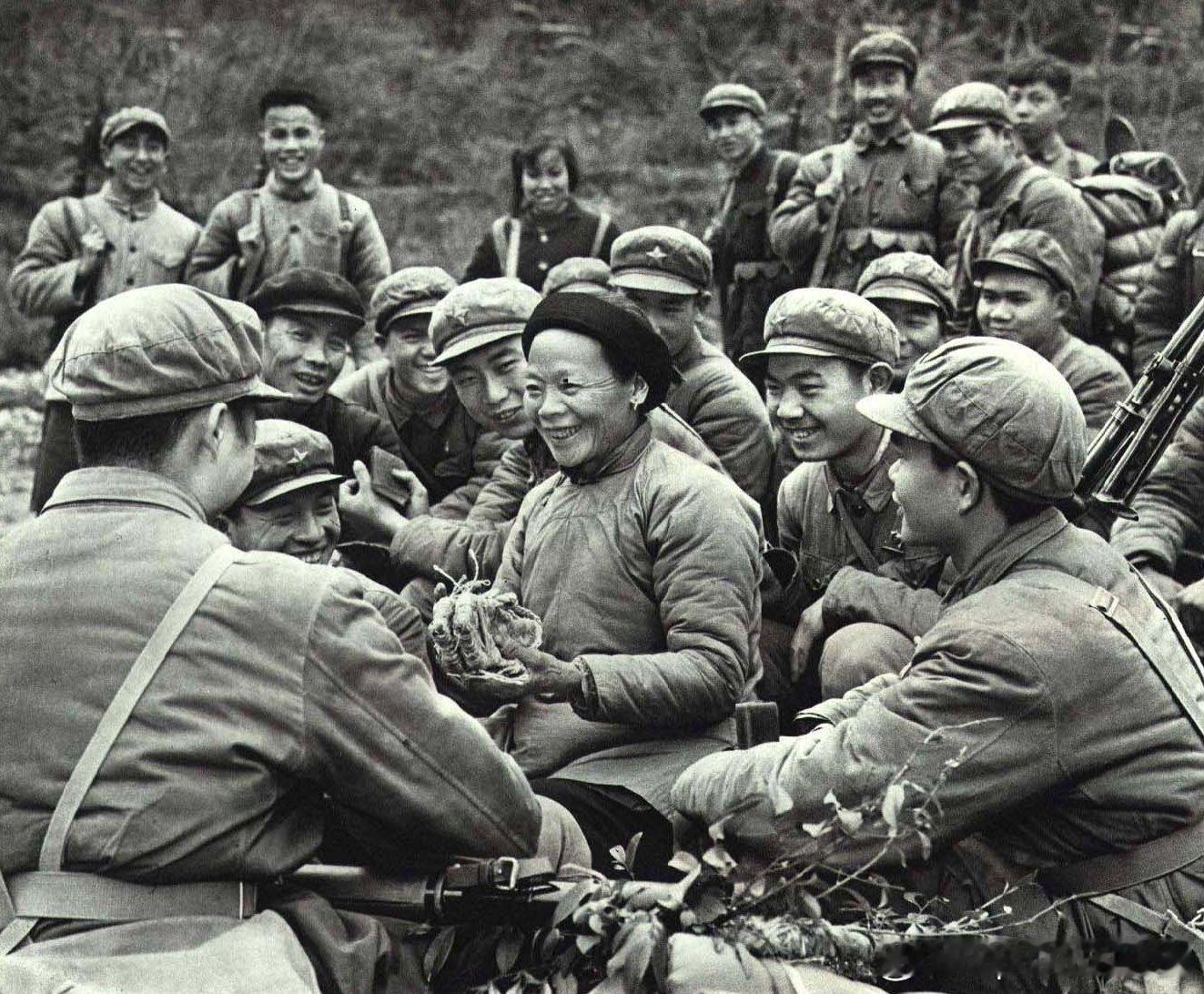 1970年9月人民画报，解放军某部红一连千里野营到井冈山地区，当地贫下中农送红军
