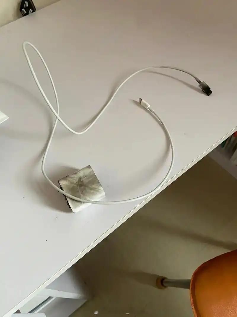 手机充电器千万不要一直插着不拔 就是说...真的会漏电，尤其是iPhone的充电
