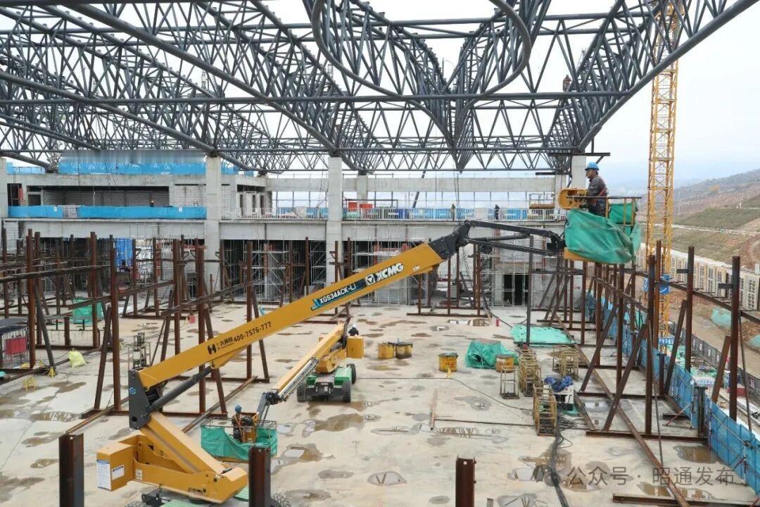12月4日渝昆高铁昭通东站屋面钢桁架完成现场拼装及整体提升就位，这标志着渝昆高铁