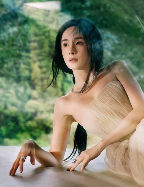 杨幂片场自称“老姐姐”，幽默自嘲尽显真性情

在片场忙碌的杨幂，竟自称“老姐姐”