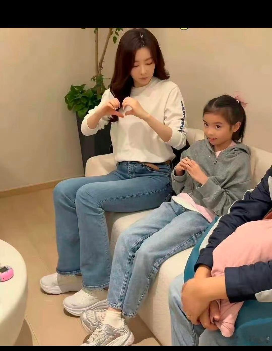 她长的这么漂亮，生的女儿却像极了她老公！
真不敢想，她要是跟天王没分手，生的孩子