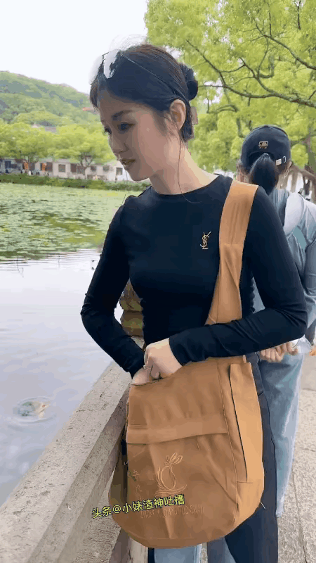 女子从包里拿出这个塑料瓶，里面装的是什么呢？感觉未必是水，如果里面装的真是水的话