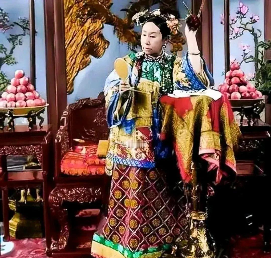 这就是当时已经53岁的慈禧太后的真实照片。照片中，老太后正在揽镜自照，涂脂抹粉，