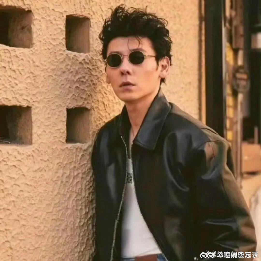 蒋奇明和外国小孩处挺好没有刻意营业，就很自然地跟外国小孩互动，看得出来他本身就很