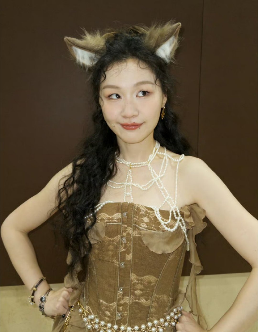 我发现金靖老师最近舞台造型都是棕色系[园丁]，美拉德风格！ ​​​