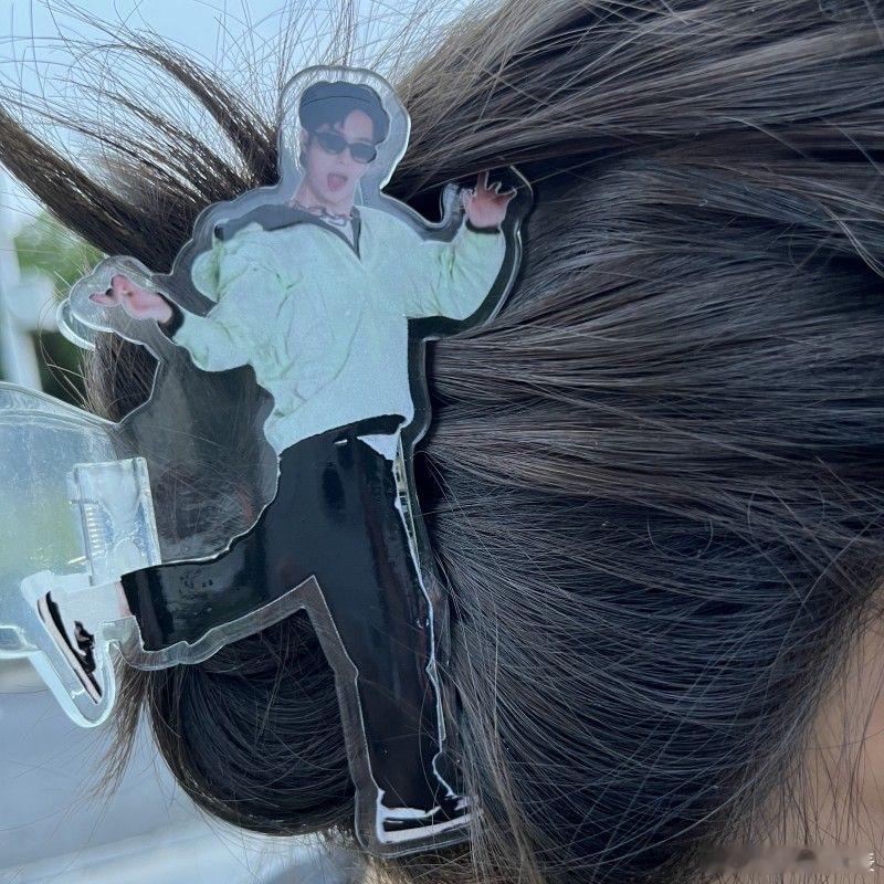 #王一博鲨鱼夹#妈耶还有这种新奇玩意儿，我还看到王一博手机支架的，哈哈哈哈酷盖都
