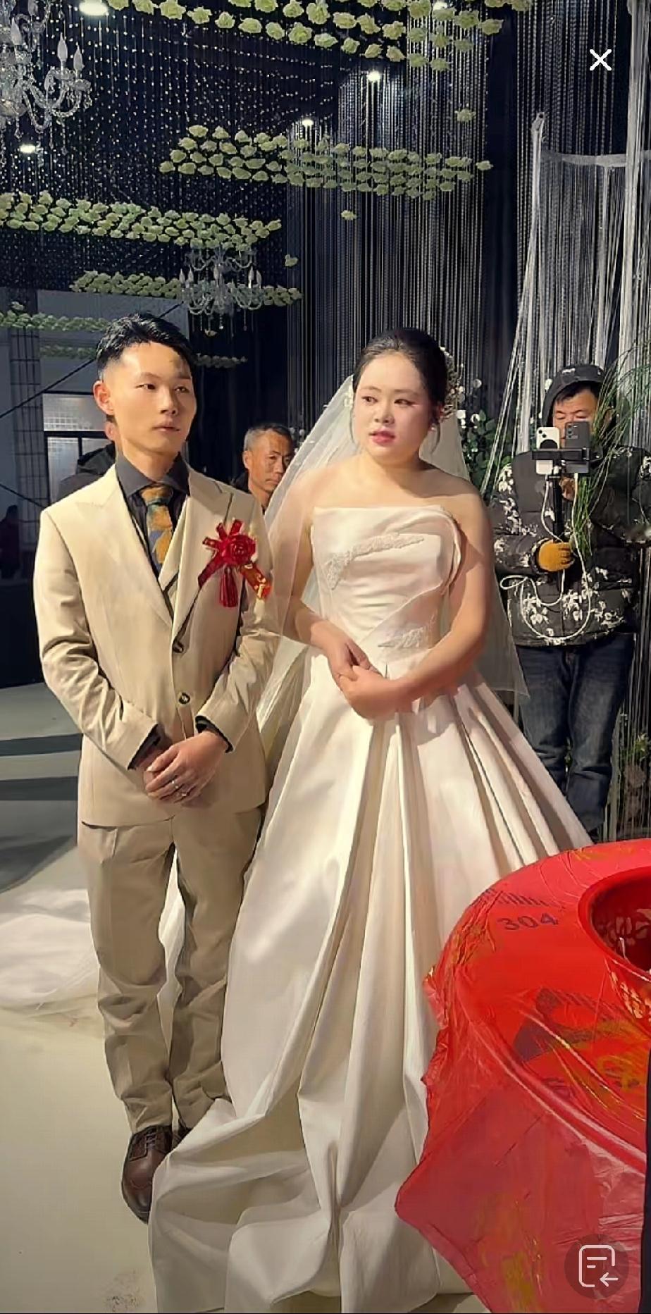 申军良的儿子申聪今天新婚大喜的日子，直播间里一万多人在线还有寻亲大咖们齐聚河南，