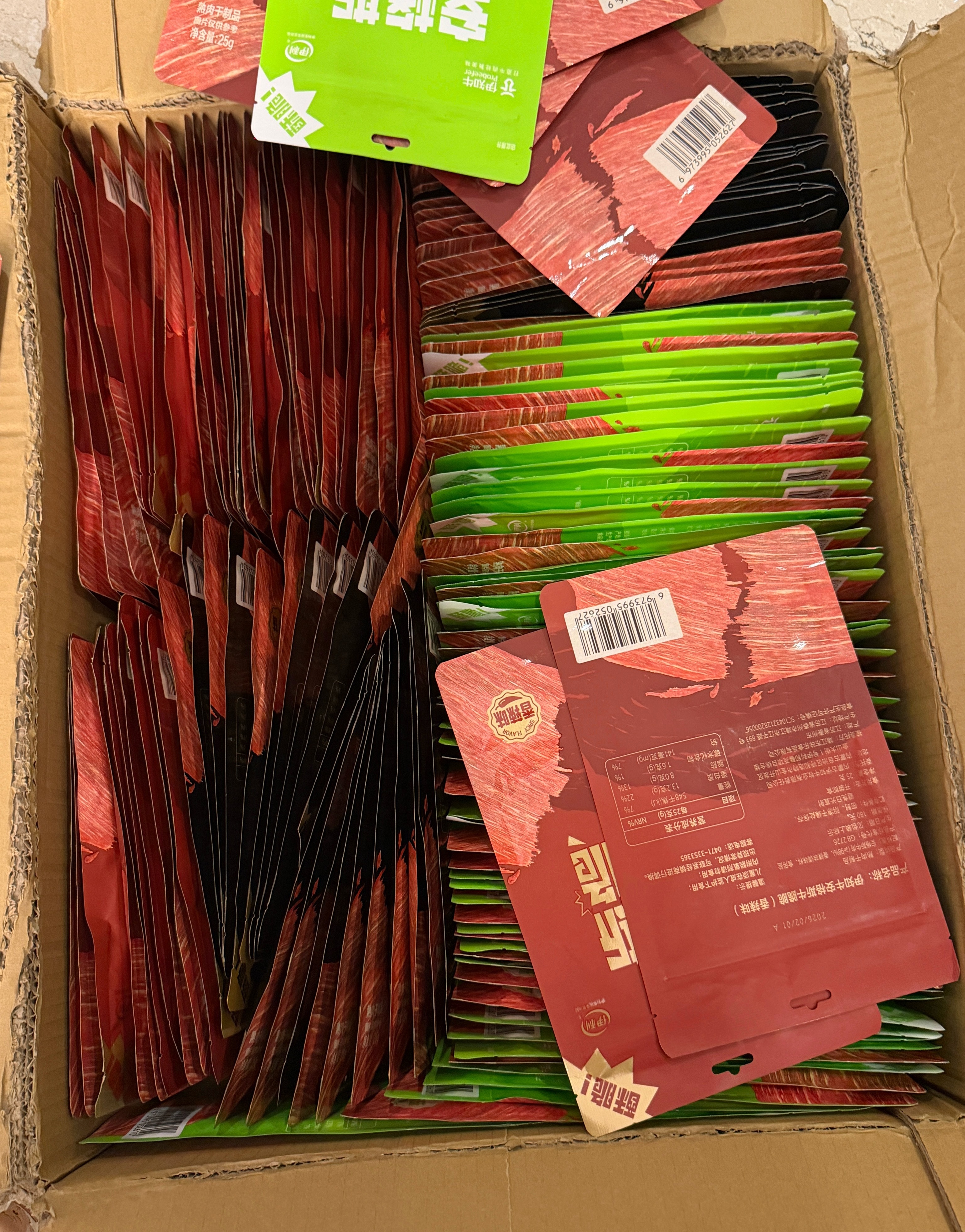 之前和腊肠哥说，我想卖腊肠。小雨和他给我寄了20盒礼盒装。这次我说牛脆脆想试下样