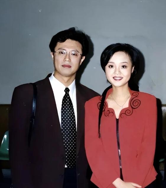 央视名嘴白燕升刚结婚九个月，周佳赴约下车时裙角缠住车门，一跤摔成股骨颈重创，重伤