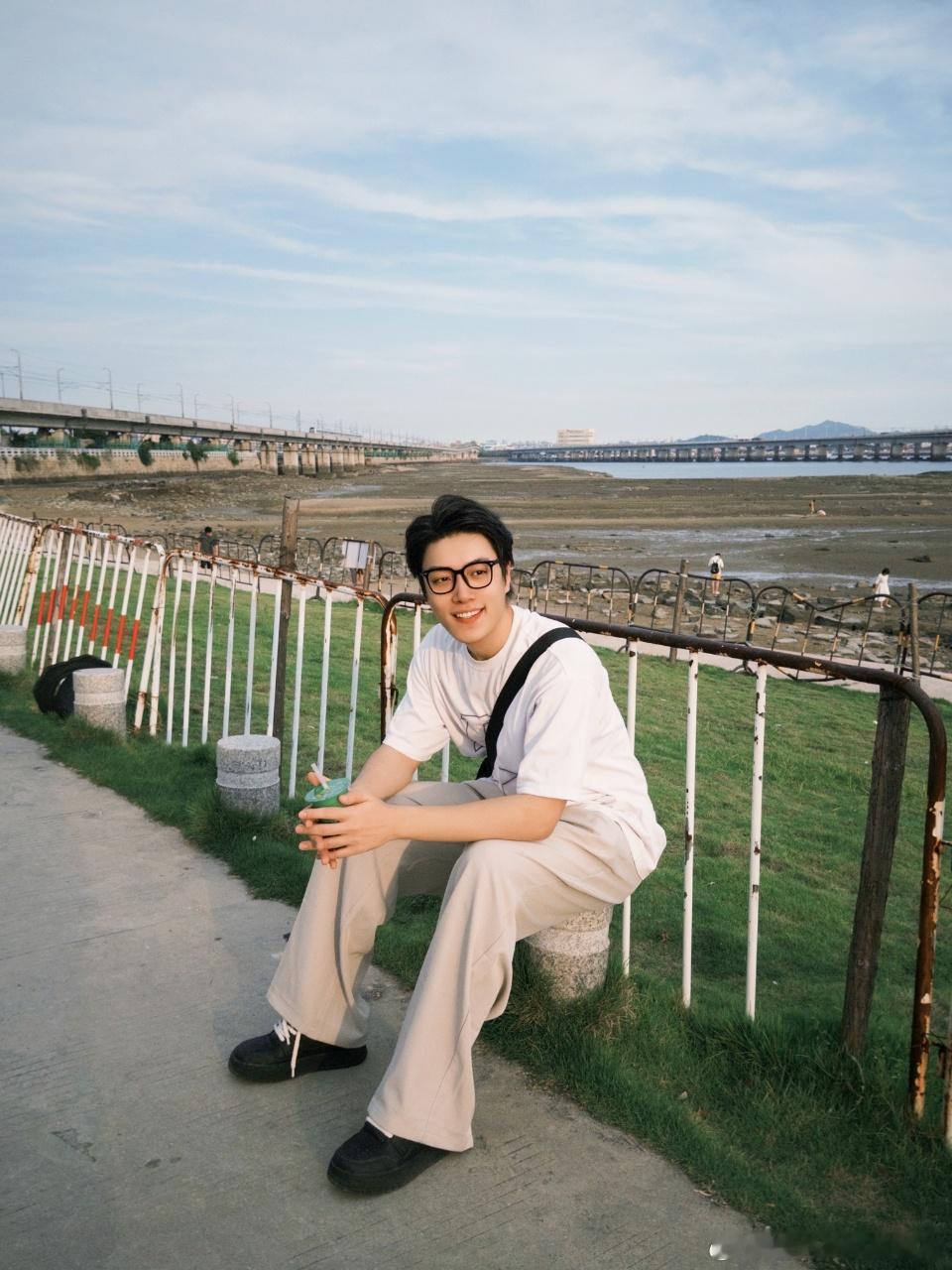 假期生活实录[奶牛猫]去海边散步🚶🏻‍♀️和高中同学一起打网球、约饭回家打游