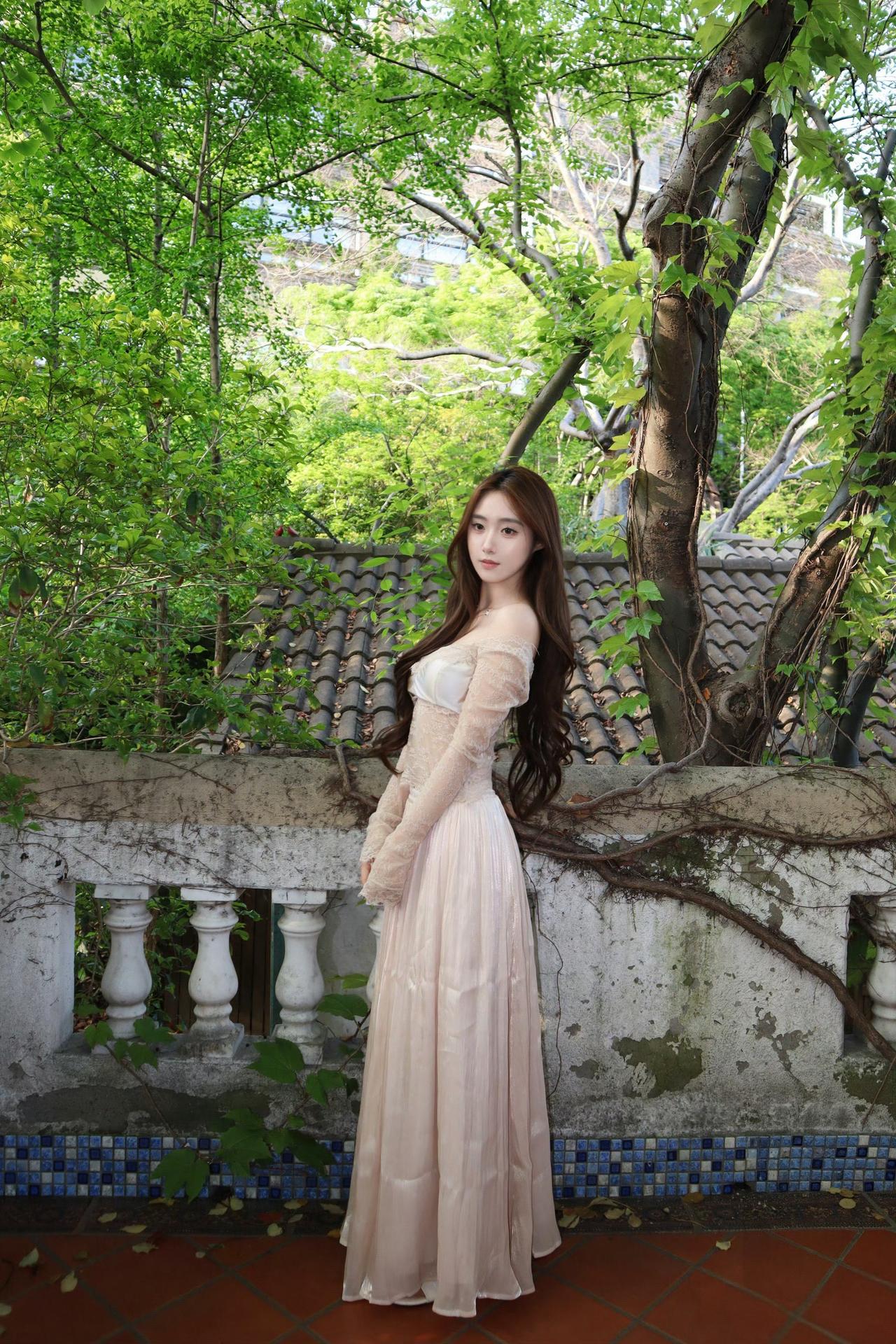一袭柔纱长裙，满肩浪漫散落，
眉眼间的清冷与温柔交织，
只用一个回眸，就稳稳拿捏