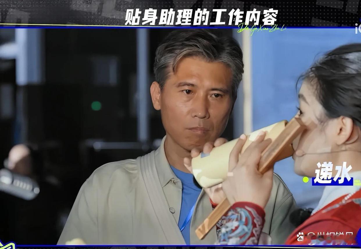 李乃文和胡军这两位在镜头前硬桥硬马的老戏骨，最近给陈丽君当了一回“助理”。这事儿