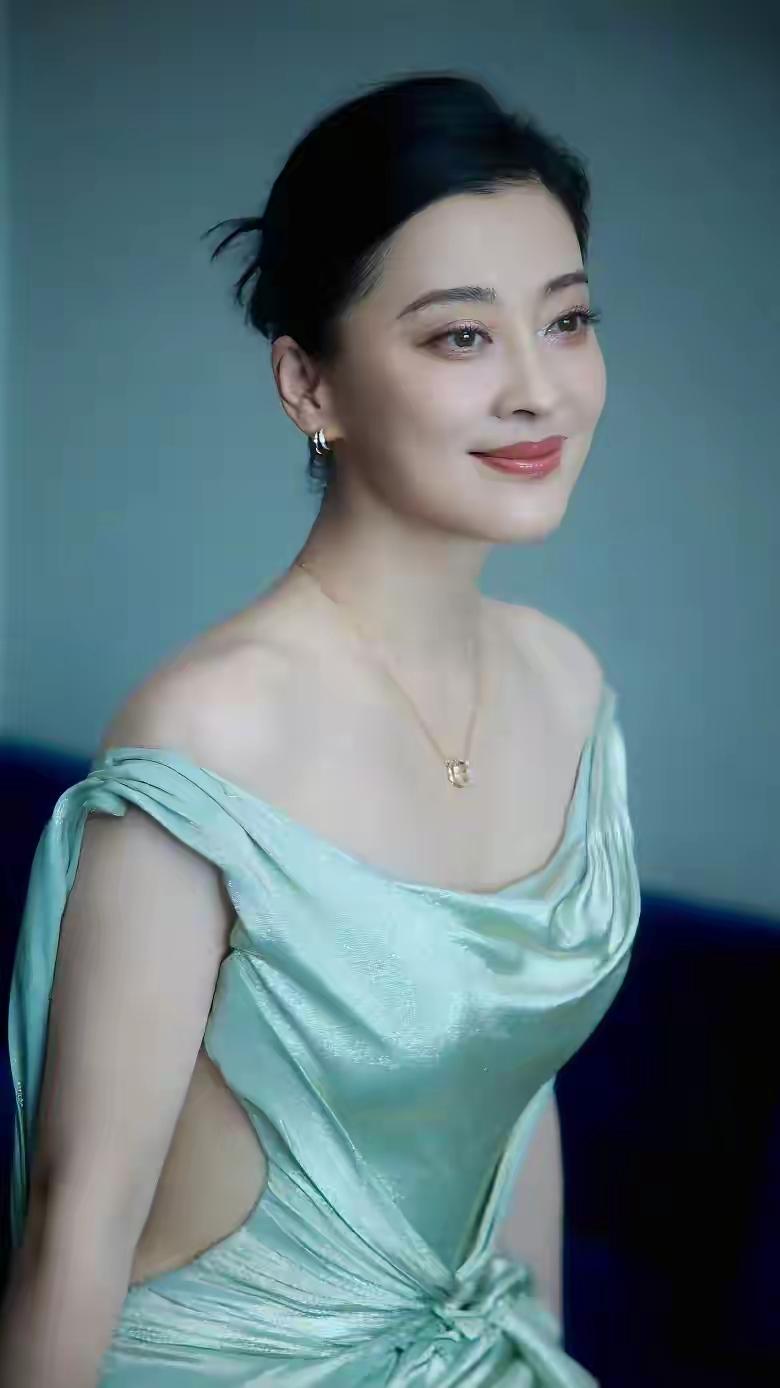 梅婷真敢穿，对她的形象还停留在《父母爱情》安杰。
