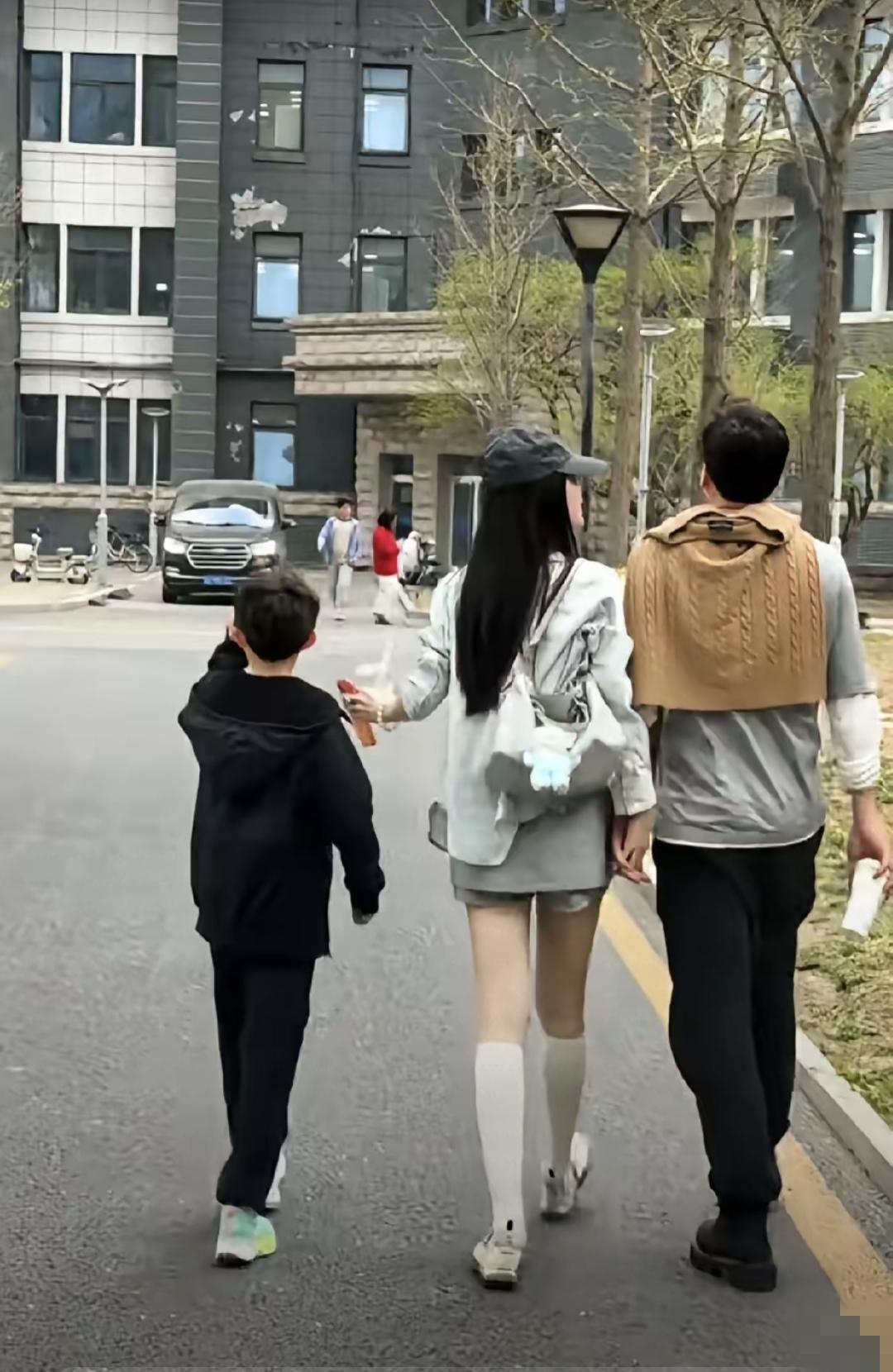 赖文峰和楚玲这对老夫少妻，楚玲的年轻时尚间接影响着赖文峰！

赖文峰和楚玲一家三