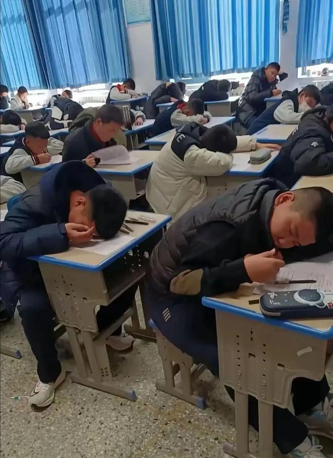 乡镇学生越来越难教，不是孩子懒，是现实太扎心。
 
我在乡镇教书这些年，越来越真