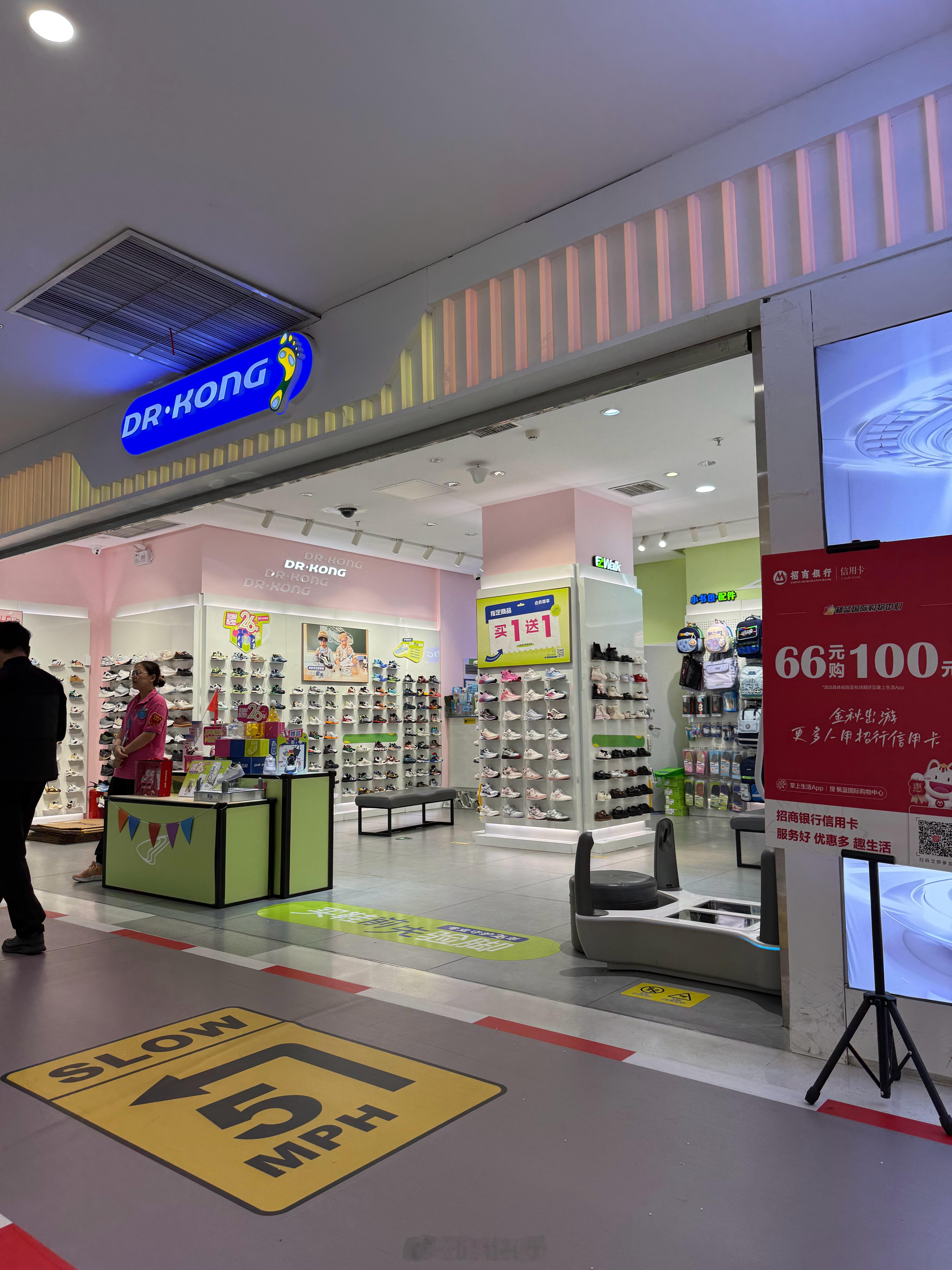 我记得两三年前专门做童鞋的江博士泰兰尼斯这些品牌的鞋基本都是百元价位，最贵的也不