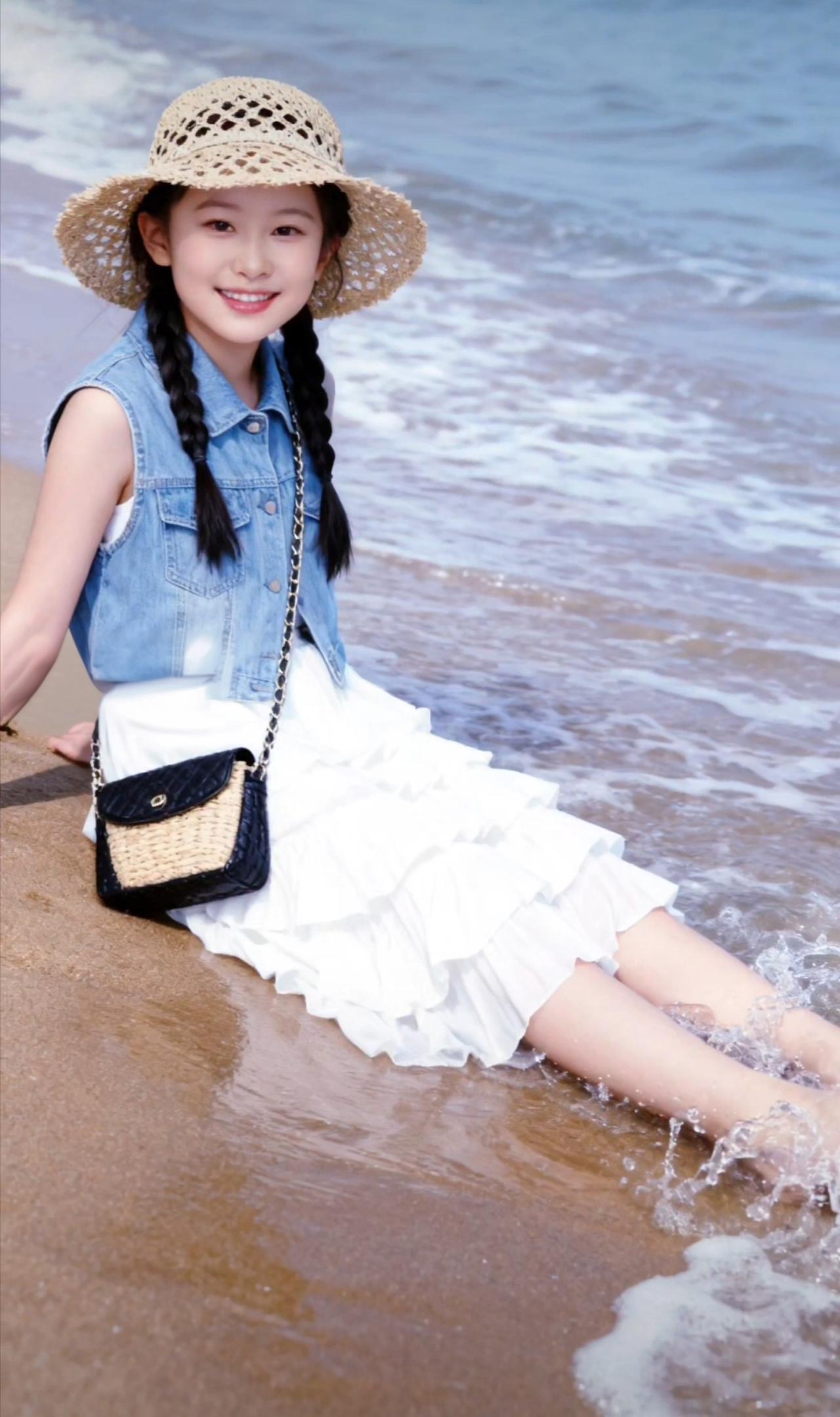 海边少女，阳光沙滩，甜美笑容，海风吹拂，夏日时光。