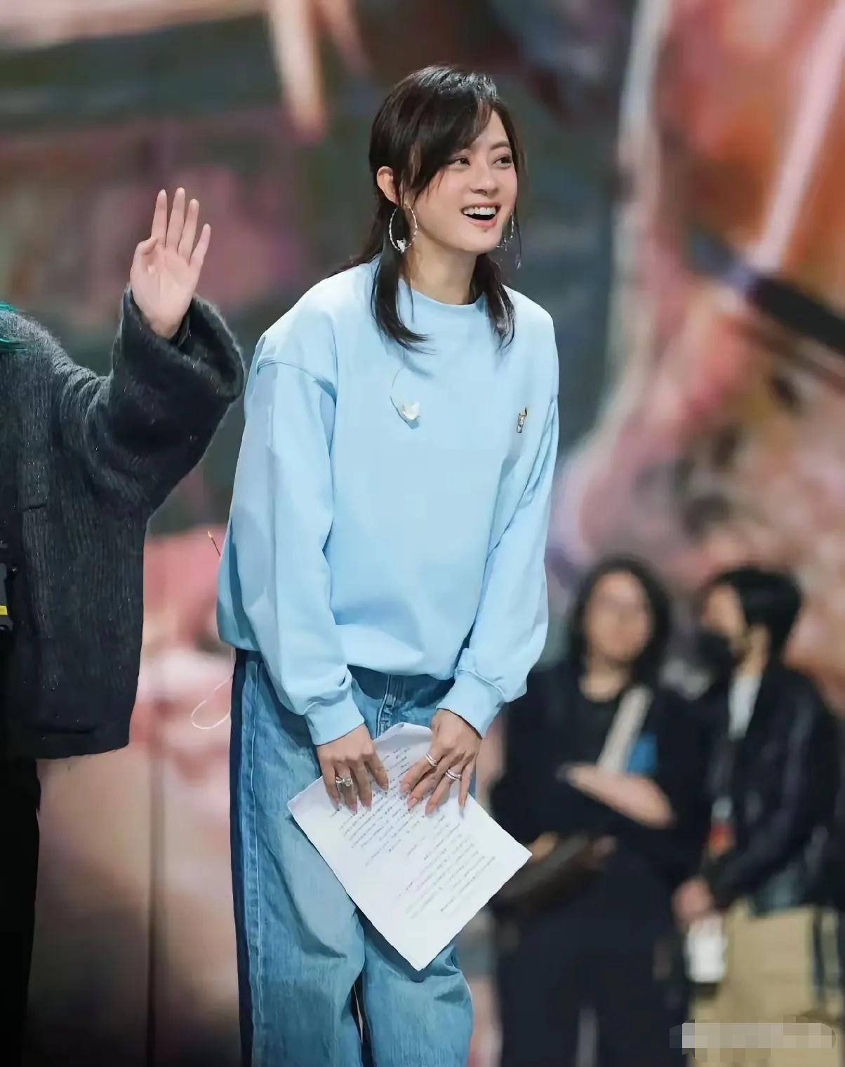 孙俪春晚彩排，半扎丸子头，清纯唯美，这状态也太绝了～
浅蓝色卫衣衬得她皮肤白皙透