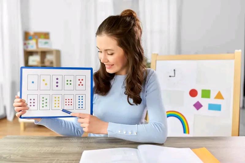 有网友质疑小学教材碎片化现象严重，例如“奶奶”这个词出现在第40页，“爷爷”一词