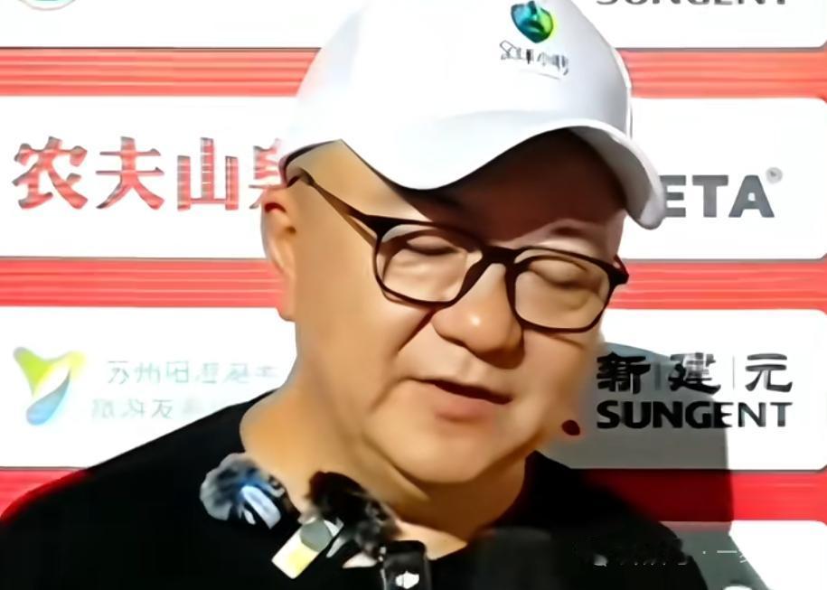 董路到底懂不懂足球还是懂的，只不过和专业足球教练有些不一样，教练更多是懂技术，董
