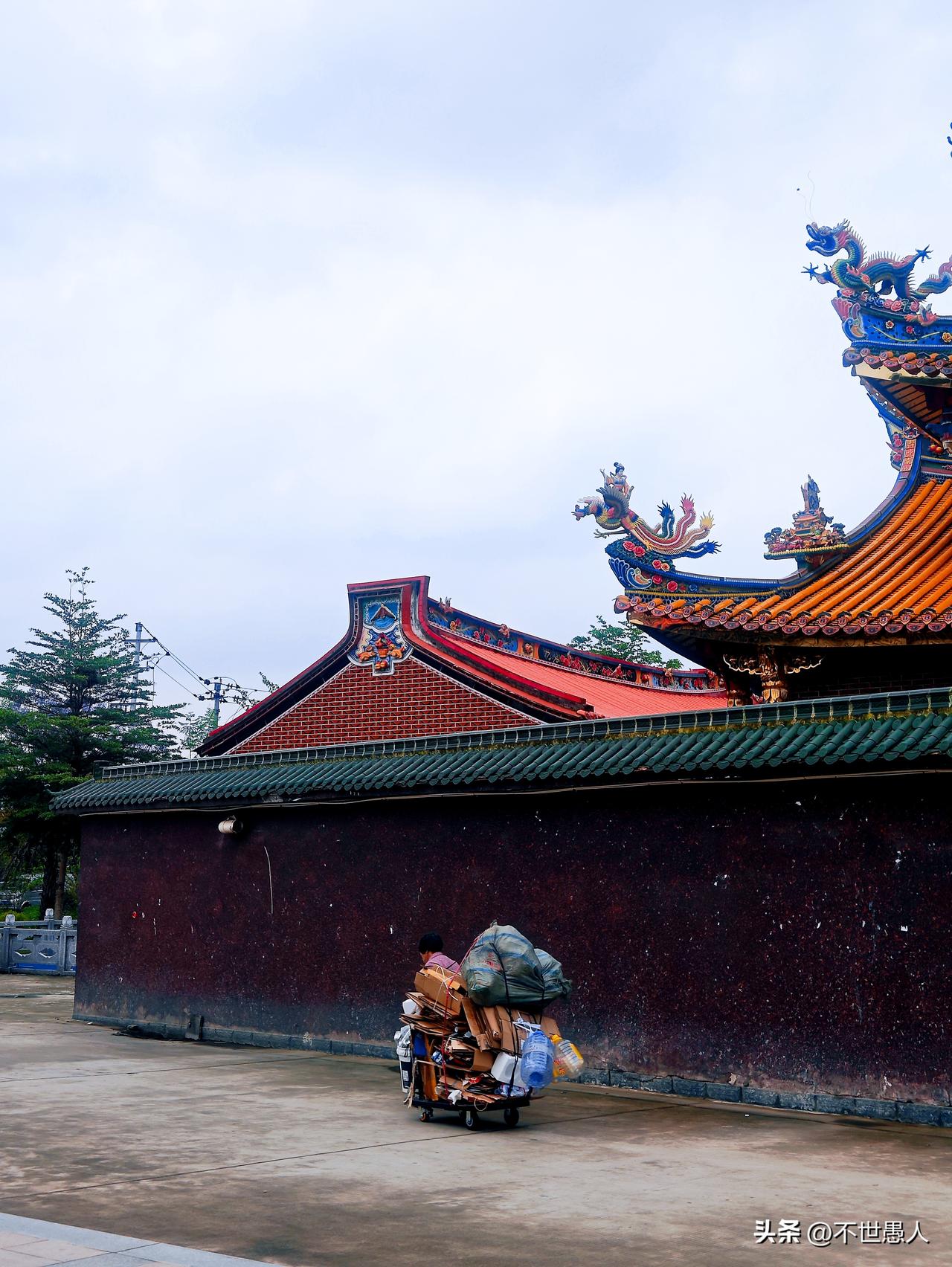 漳州市九十九湾旁的东坂应兴宫和霞峤陈氏宗祠之间，一个老人家骑着一辆被回收垃圾压得