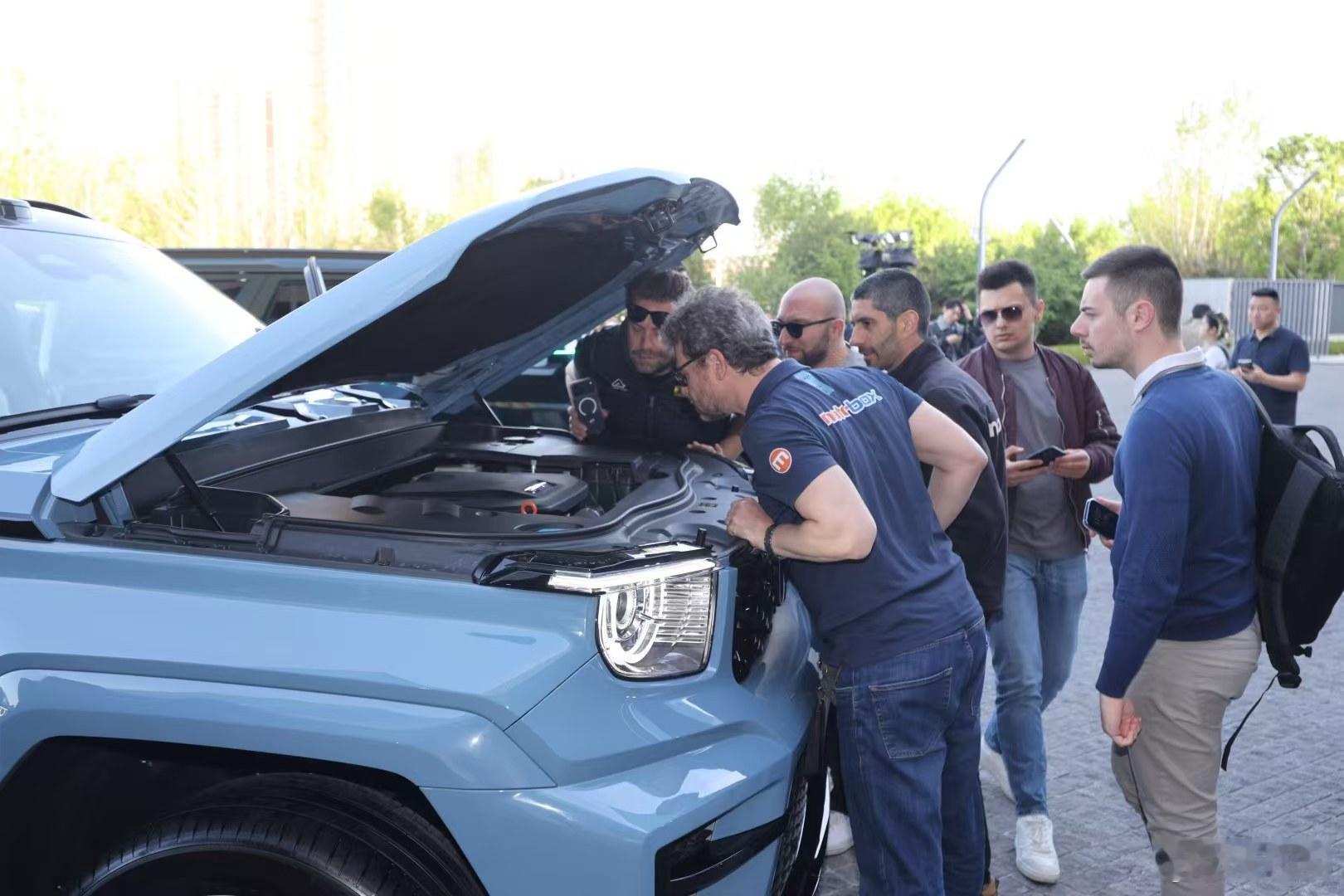 2026北京车展 虽然今年车展机酒有些紧张，但是欧洲不少媒体应该很开心，他们被长