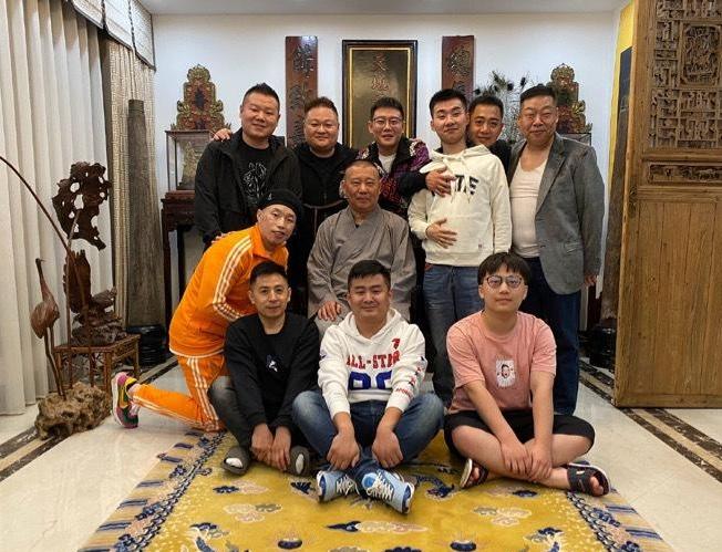 11位德云社成员合照：我认出了坐在太师椅上慈眉善目的郭德纲，穿着橙色运动服戴着帽