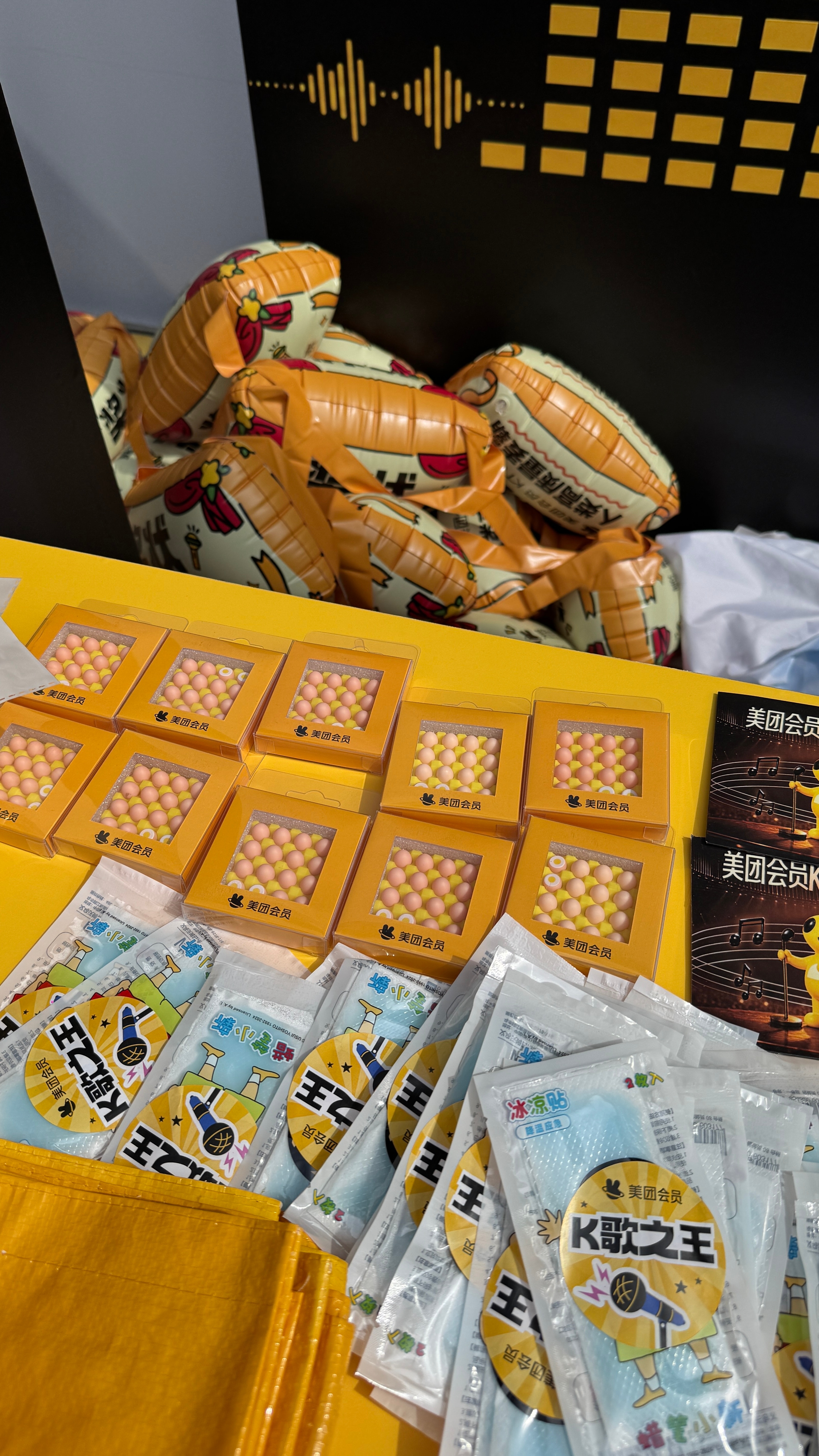 发现很多KTV都没有mv了美团会员KTV大赛现场笑点拉满，各路明星平替轮番登场，