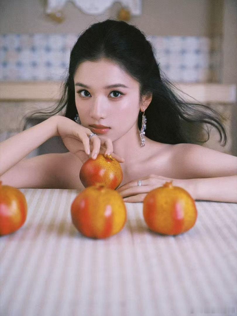 张婧仪被夸到害羞捂脸现场一片赞叹声不绝于耳，缓步走来的张婧仪被大家连连夸奖，羞涩