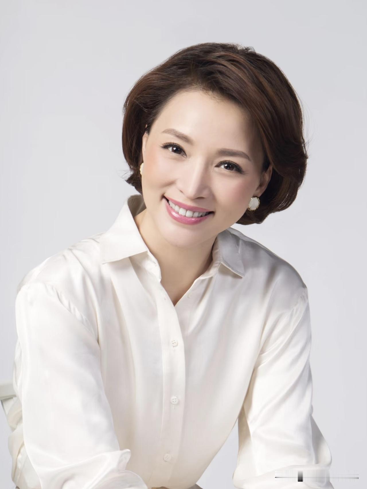 龙洋、董卿，央视两代名嘴。龙洋青春灵动，主持《中国诗词大会》等栏目，活力四射；董