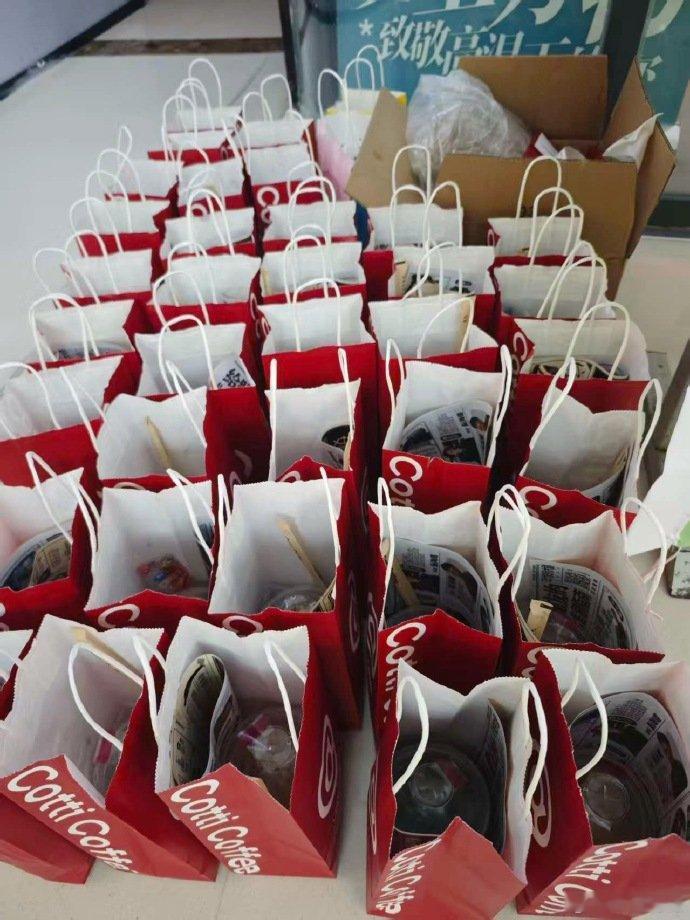 杨幂粉丝做公益宣传生万物杨幂粉丝做公益剧宣生万物 善意从不会缺席，只会以更暖的方