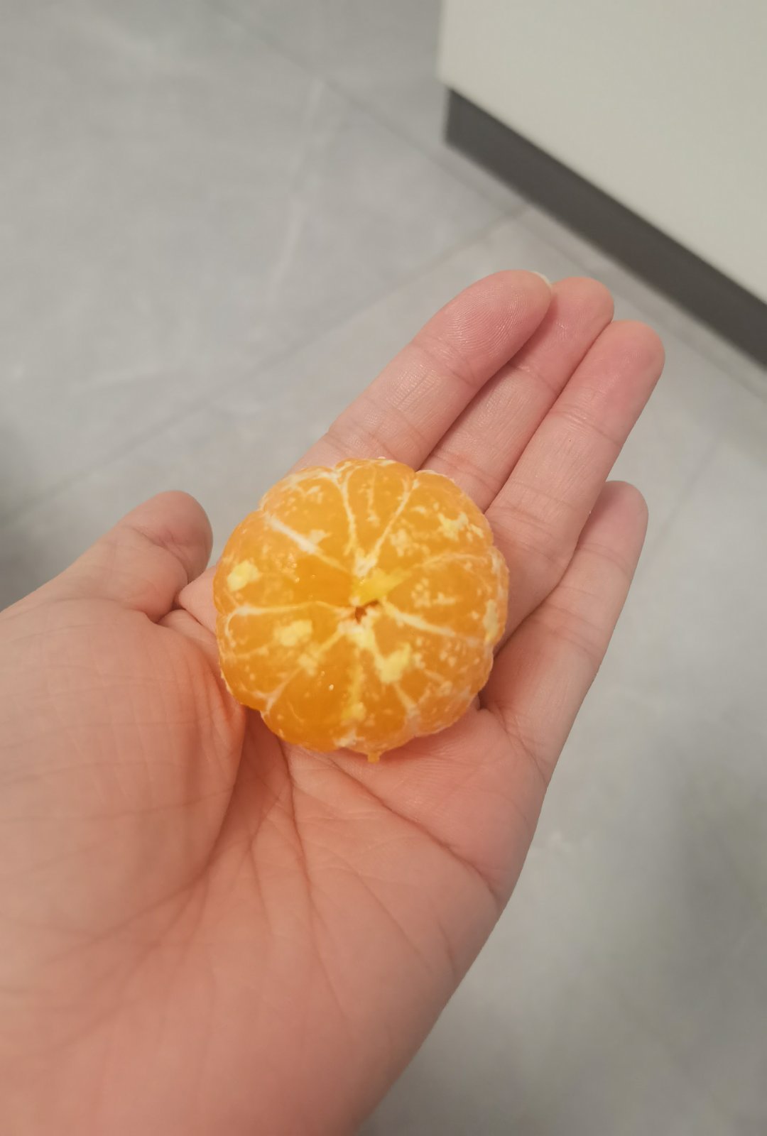 小的时候确实天真，一定要把橘子上的白色都弄掉再吃