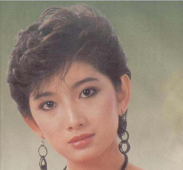 1975年，12岁的 刘玉璞 正在洗澡，醉醺醺地父亲发疯般地踹开门，冲进浴室里，