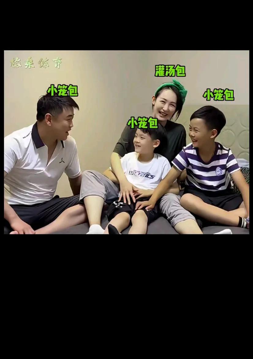 老二太机灵，让海螺打乒乓球非常适合
帅气金牌教练王皓一家人太幸福了，俩个小宝贝真