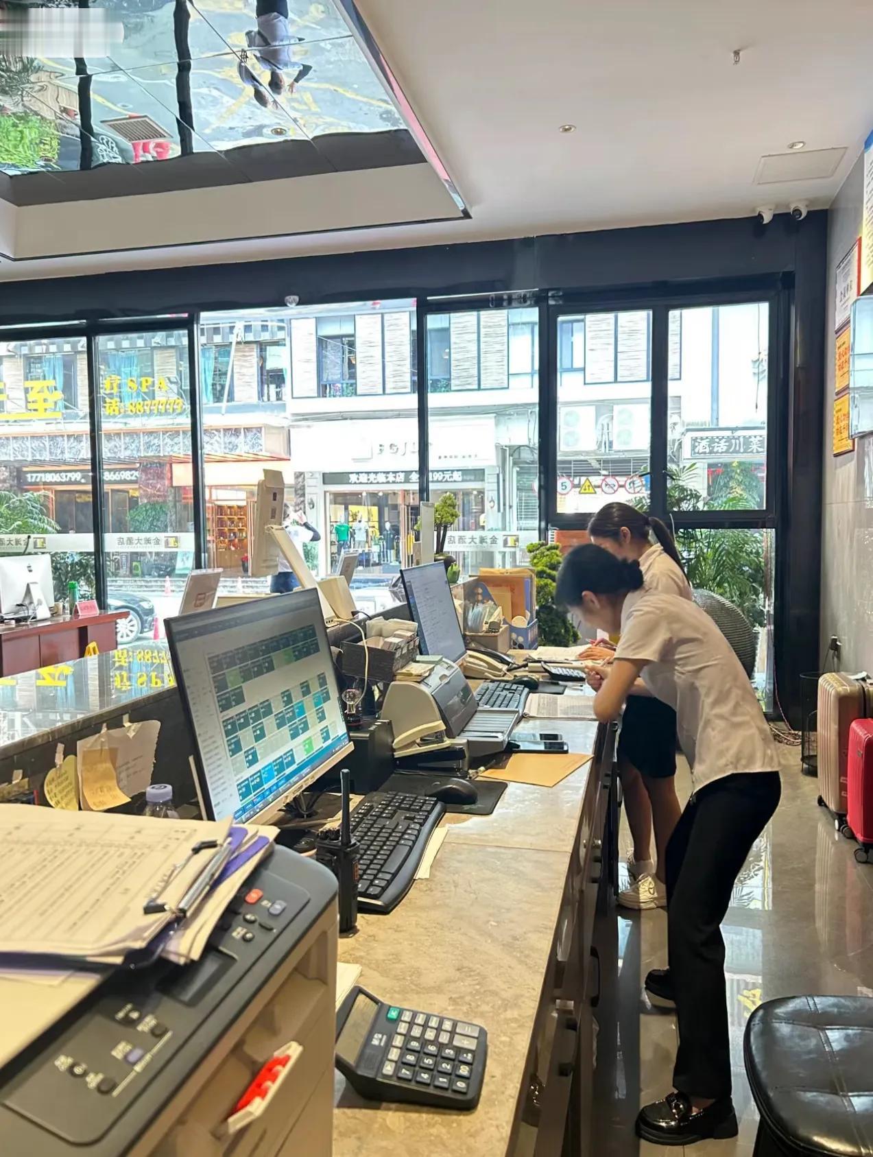 男女不知道的六个行业里的秘密！

一、酒店前台
对那种三更半夜搂搂抱抱来的，我们
