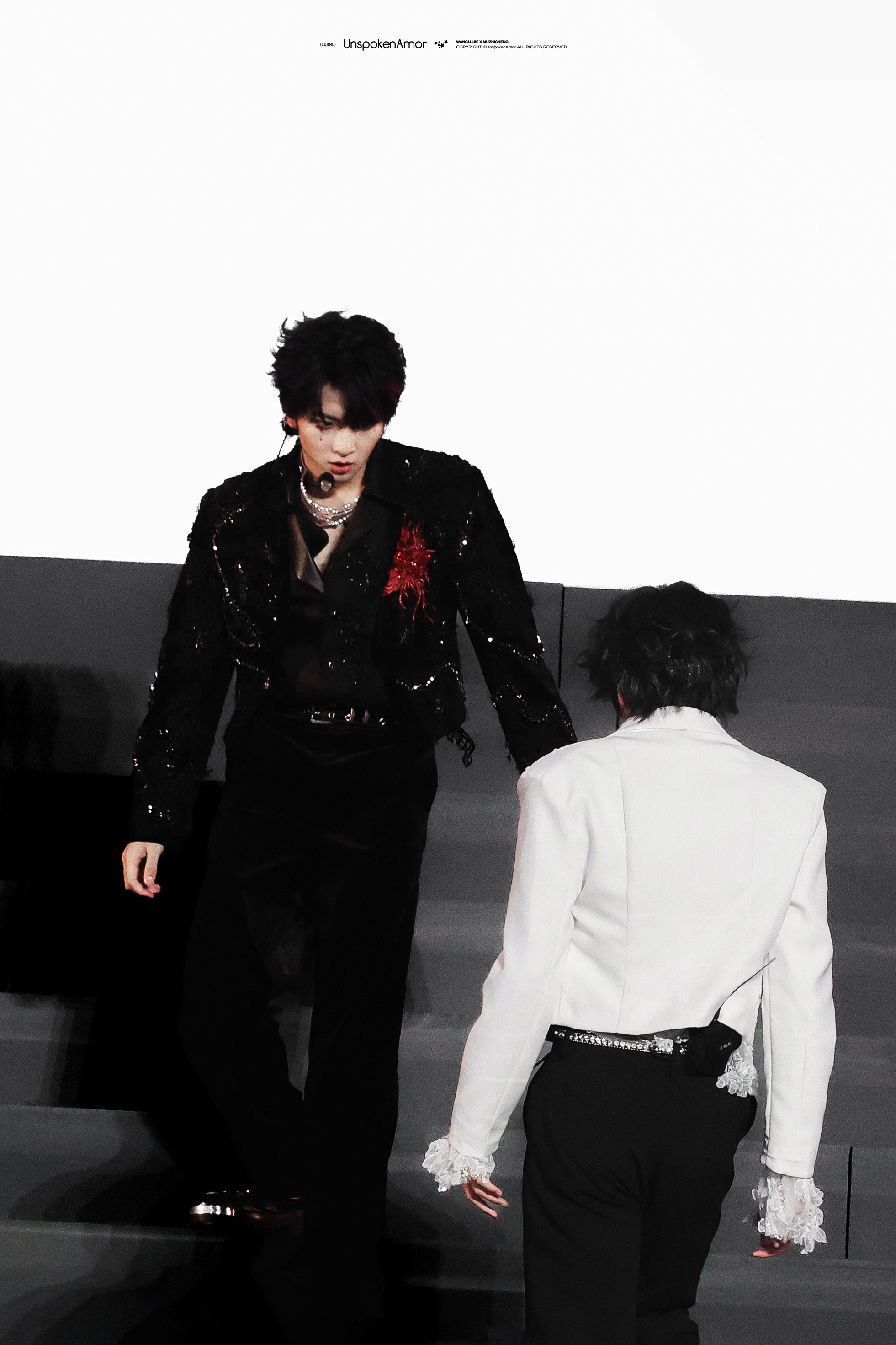 时间碎片在罅隙中被拼凑，回溯到利刃与琴弓交织的那天，天使与魔鬼相互坠落，连色彩也